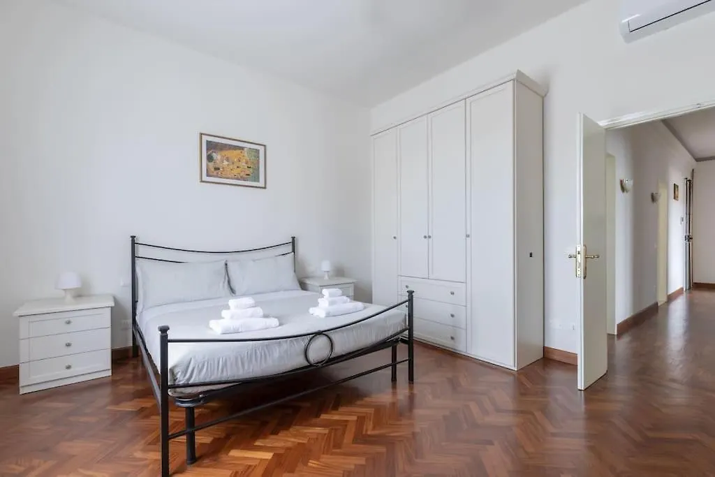 Santa Maria Novella Large Apartment Florence
