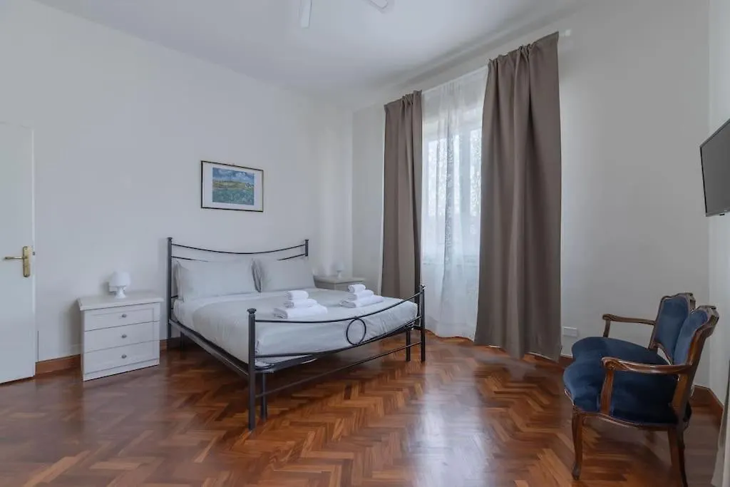 Santa Maria Novella Large Apartment Florence