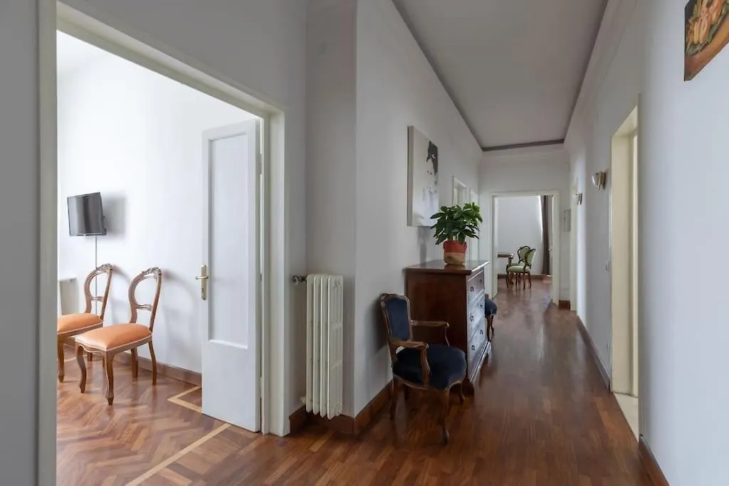 Santa Maria Novella Large Apartment Florence
